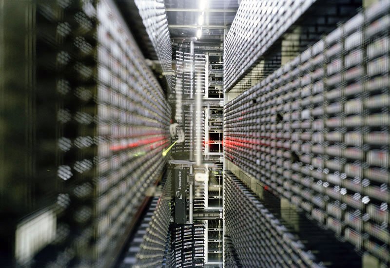 Photo downloaded from www.wimklerkx.nl under Creative Commons License
Copyright remains with Author:
Wim Klerkx, mail@wimklerkx.nl

IN21-20
A tape robot for storage of and access to large quantities of data accessible via the internet. This robot is at CERN, physics experiments generate so much data that just the ability to process it was one of the main challenges to overcome when building the experiments. Tape is slower than hard-disk, but less costly while storing more information per cubic meter with a lower error rate.

Een tape-robot voor de opslag van grote hoeveelheden gegevens die via het internet beschikbaar zijn. Deze robot is in gebruik bij CERN, waar natuurkundige experimenten zoveel gegevens genereren dat het verwerken ervan een van de grote uitdagingen was bij het bouwen van de experimenten. Magneetband is langzamer dan een harddisk, maar is goedkoper, betrouwbaarder en heeft een hogere informatie-dichtheid per kubieke meter.